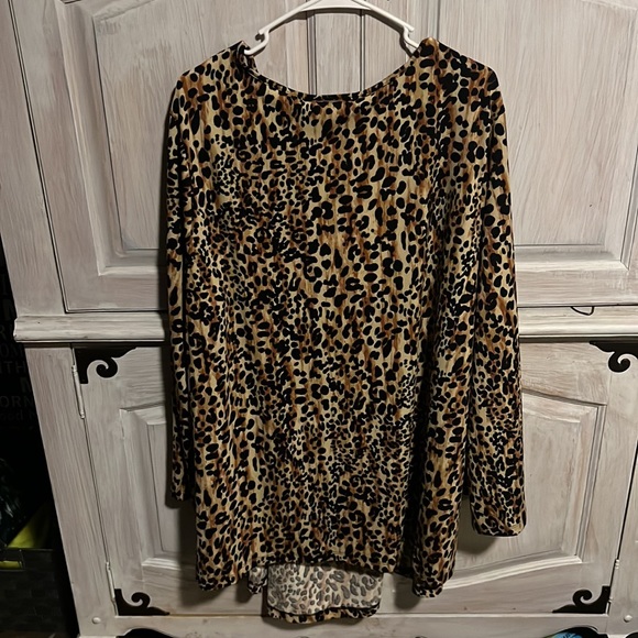 Do not fit. Cute cheetah print Avenue top - Picture 3 of 3